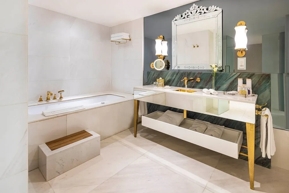 Luxury Evergreen Suite with Lounge Access