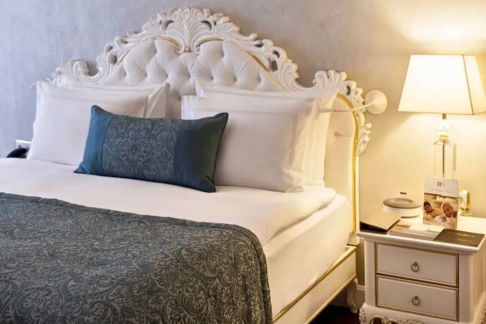 Luxury Evergreen Suite with Lounge Access