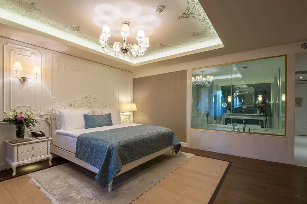 Luxury Evergreen Suite with Lounge Access