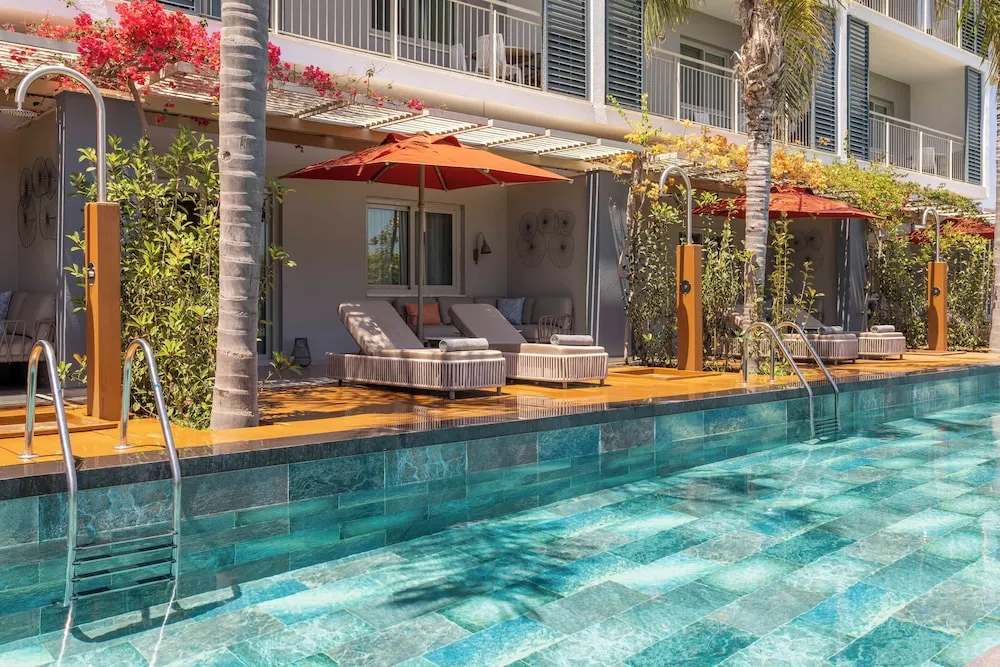 Deluxe Suite Swim Up