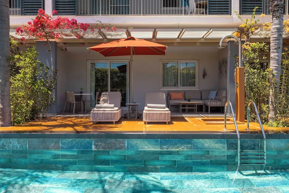 Deluxe Suite Swim Up
