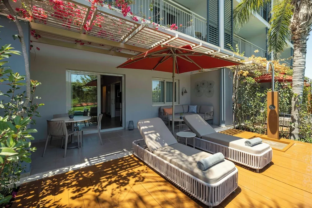 Deluxe Suite Swim Up