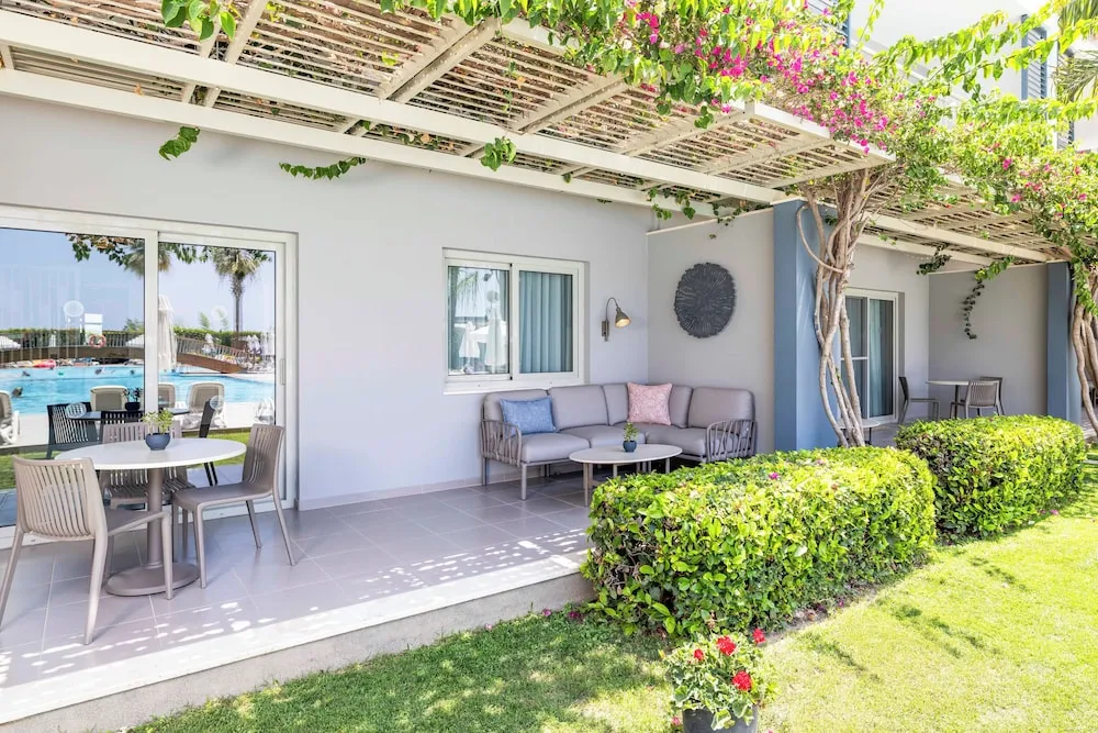 Deluxe Suite with Poolside Terrace
