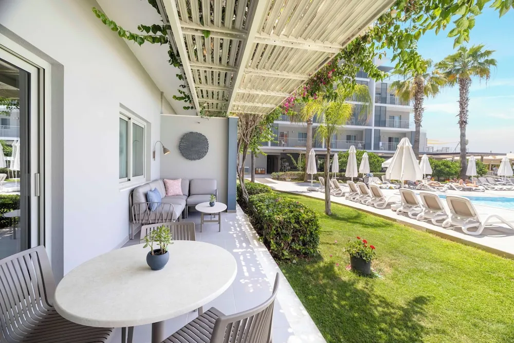 Deluxe Suite with Poolside Terrace
