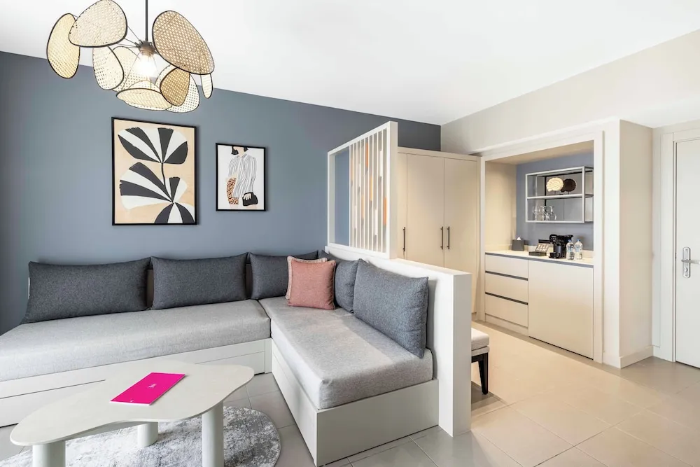 Deluxe Suite Sea View 2 Adults + 2 Child