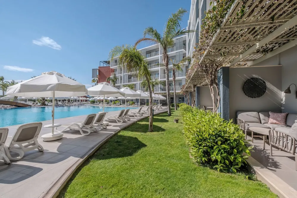 Deluxe Suite with Poolside Terrace 2+2
