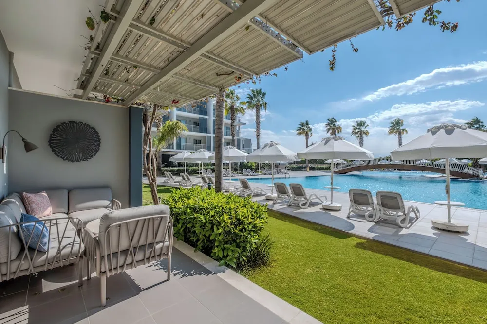 Deluxe Suite with Poolside Terrace 2+2