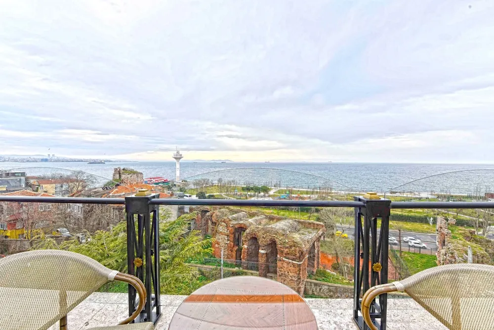 Executive Suite with Balcony, Sea View or Blue Mosque View