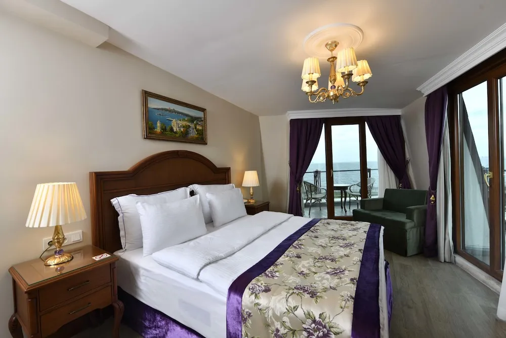 Executive Suite with Balcony, Sea View or Blue Mosque View