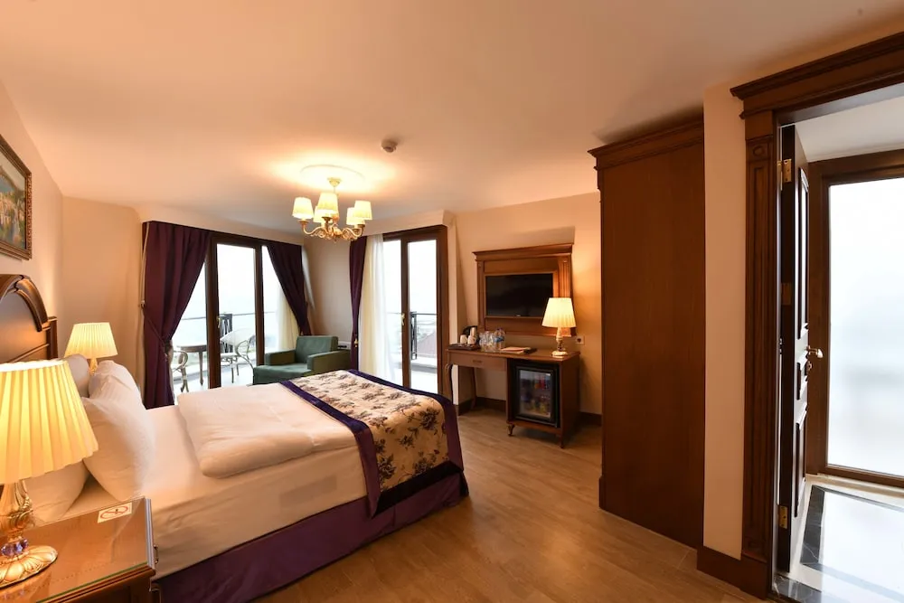 Executive Suite with Balcony, Sea View or Blue Mosque View