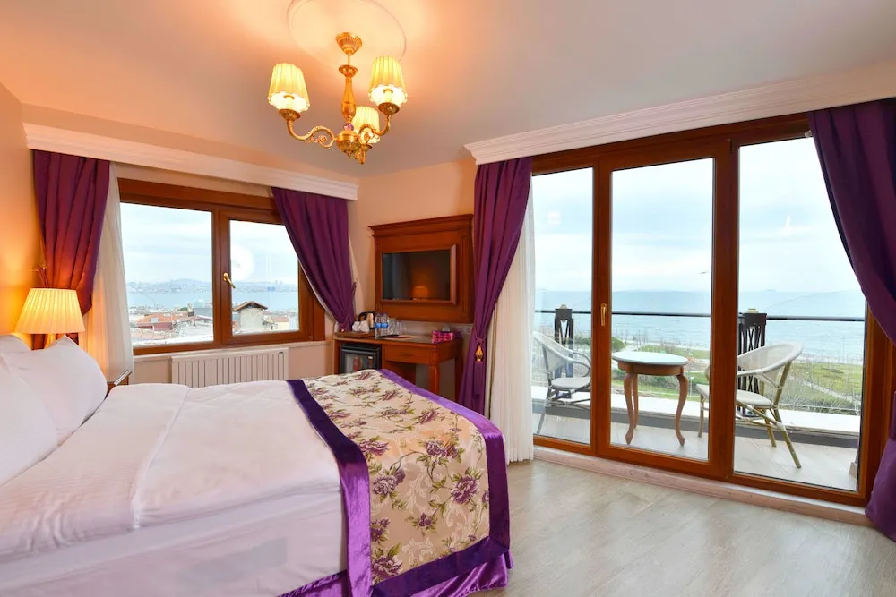 Executive Suite with Balcony, Sea View or Blue Mosque View