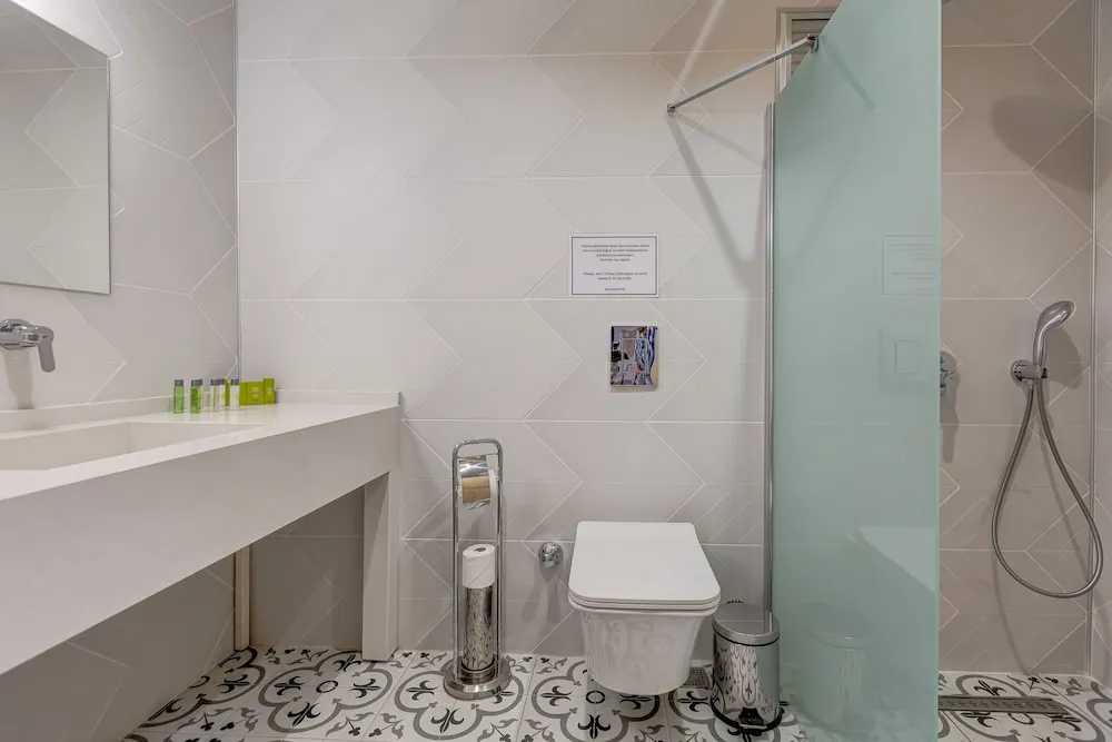Tek Büyük Yataklı Oda, Balkon, Kısmi Deniz Manzaralı