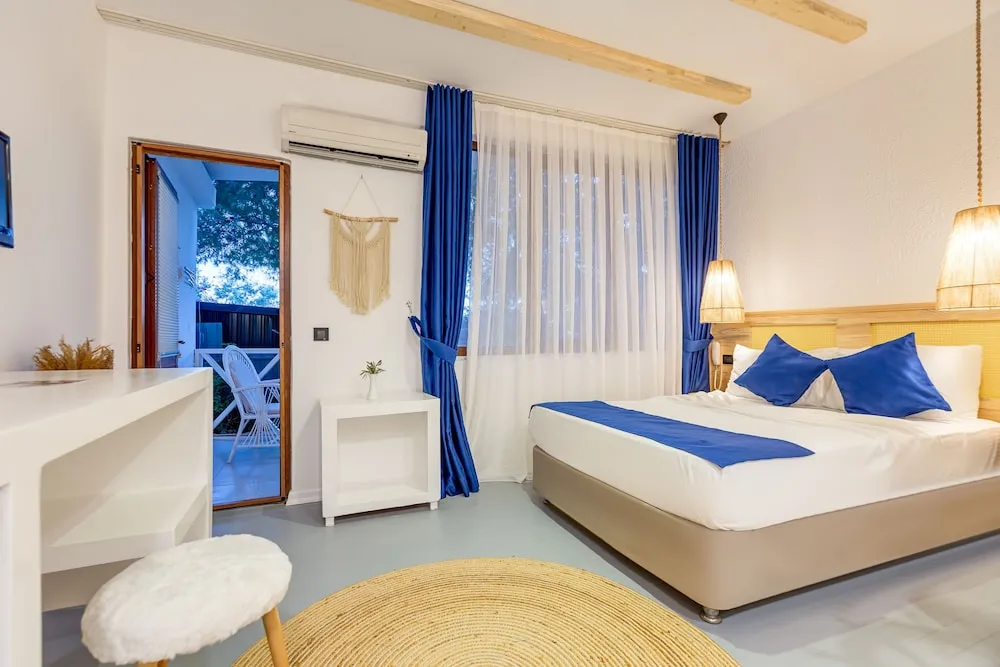 Tek Büyük Yataklı Oda, Balkon, Kısmi Deniz Manzaralı