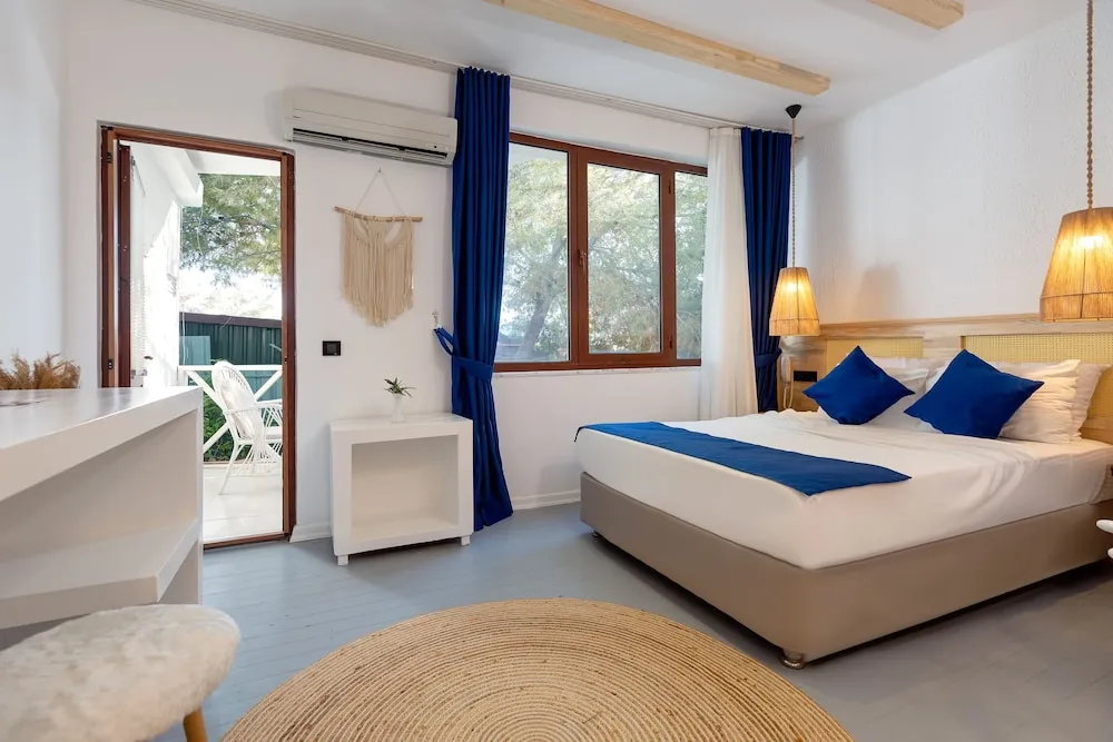 Tek Büyük Yataklı Oda, Balkon, Kısmi Deniz Manzaralı