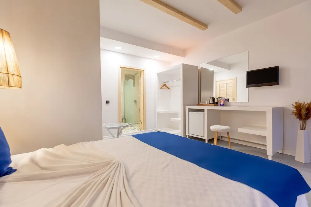 Tek Büyük Yataklı Oda, Balkon, Kısmi Deniz Manzaralı