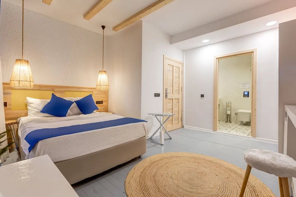 Tek Büyük Yataklı Oda, Balkon, Kısmi Deniz Manzaralı