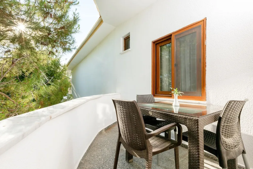 Tek Büyük Yataklı Oda, Balkon, Kısmi Deniz Manzaralı