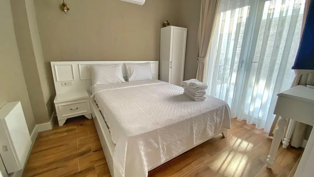 Superior Tek Büyük Yataklı Oda, Havuz Manzaralı