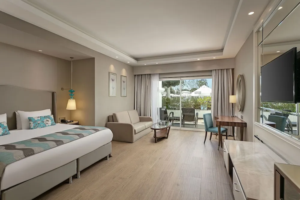 Family Pool Suite Swim-up