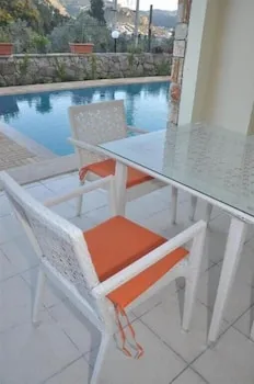 Liona Residence