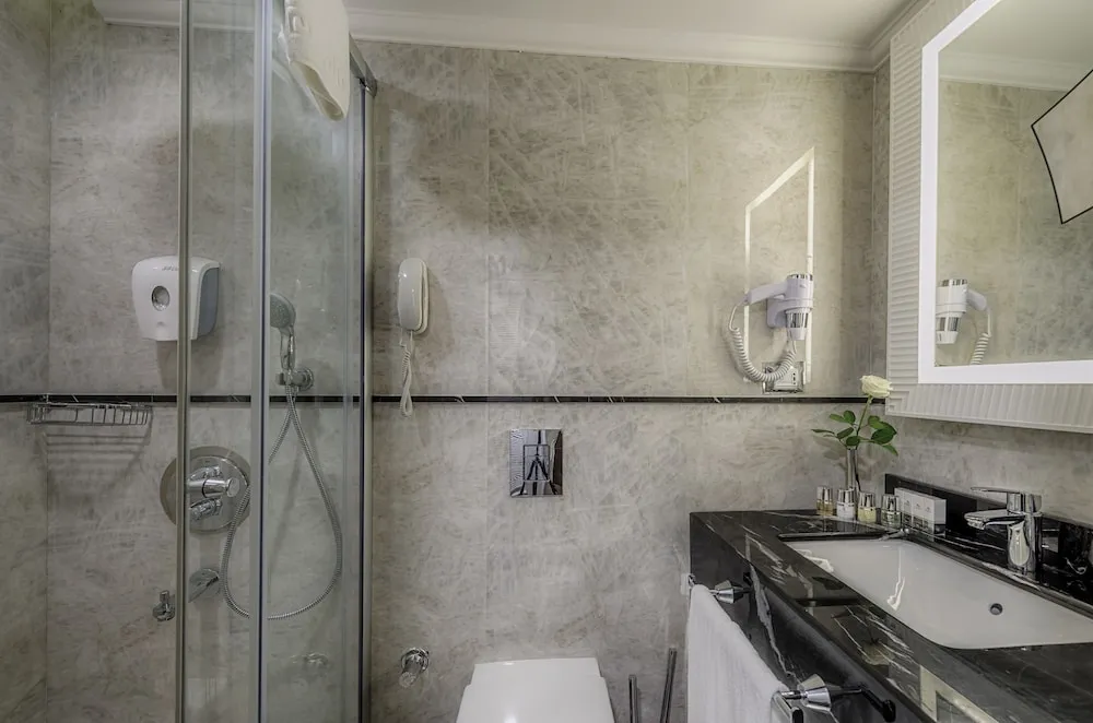 Deluxe Tek Büyük Yataklı Oda, 1 Yatak Odası, Sigara İçilmez, Kısmi Deniz Manzaralı