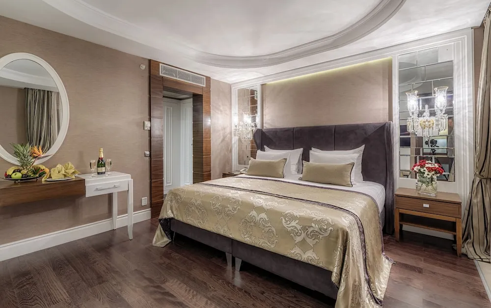 Deluxe Tek Büyük Yataklı Oda, 1 Yatak Odası, Sigara İçilmez, Kısmi Deniz Manzaralı