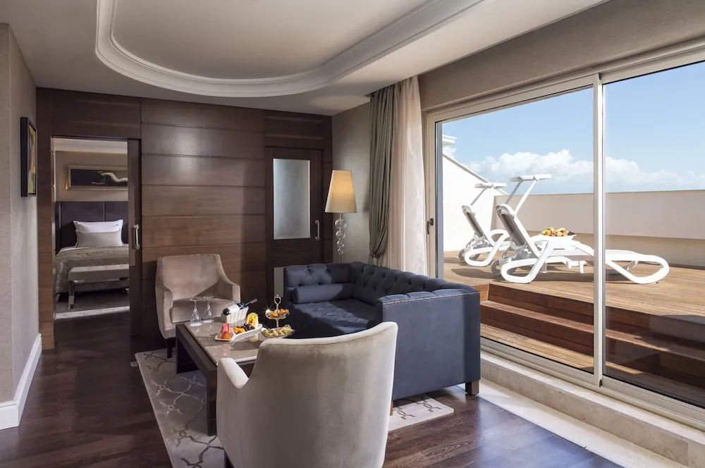 Deluxe Tek Büyük Yataklı Oda, 1 Yatak Odası, Sigara İçilmez, Kısmi Deniz Manzaralı