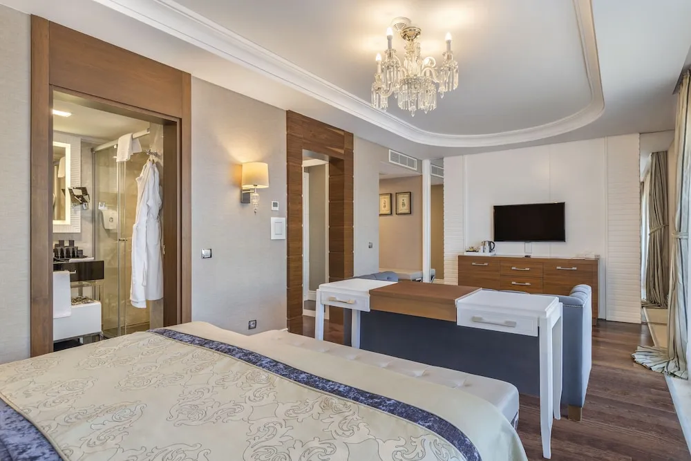 Deluxe Tek Büyük Yataklı Oda, 1 Yatak Odası, Sigara İçilmez, Kısmi Deniz Manzaralı