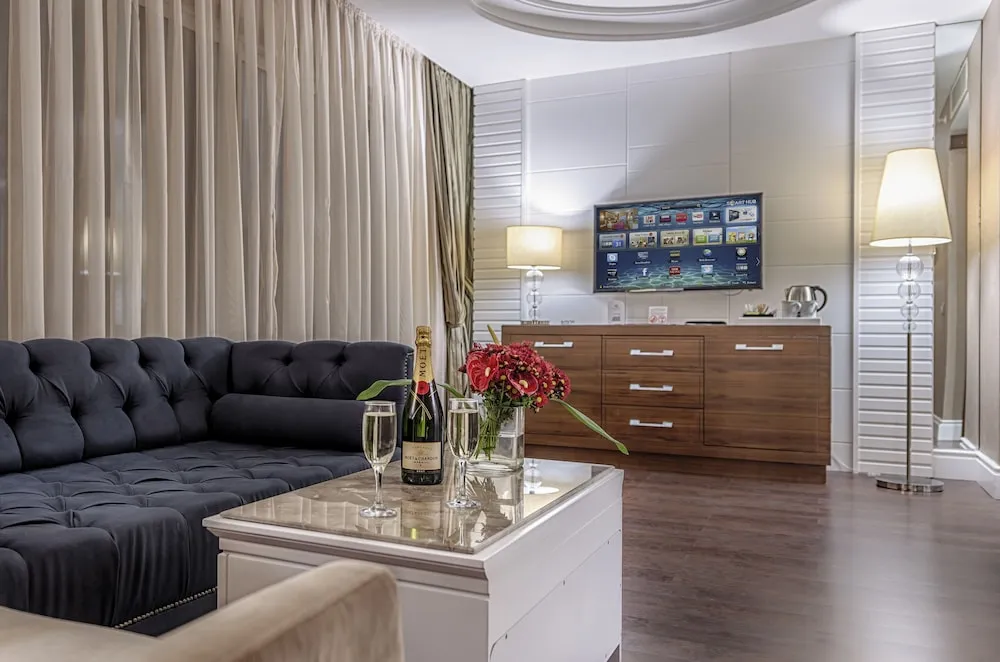 Deluxe Tek Büyük Yataklı Oda, 1 Yatak Odası, Sigara İçilmez, Kısmi Deniz Manzaralı