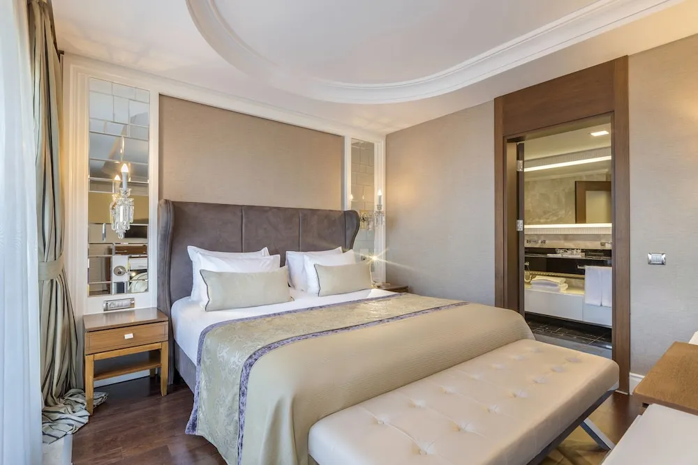 Deluxe Tek Büyük Yataklı Oda, 1 Yatak Odası, Sigara İçilmez, Kısmi Deniz Manzaralı