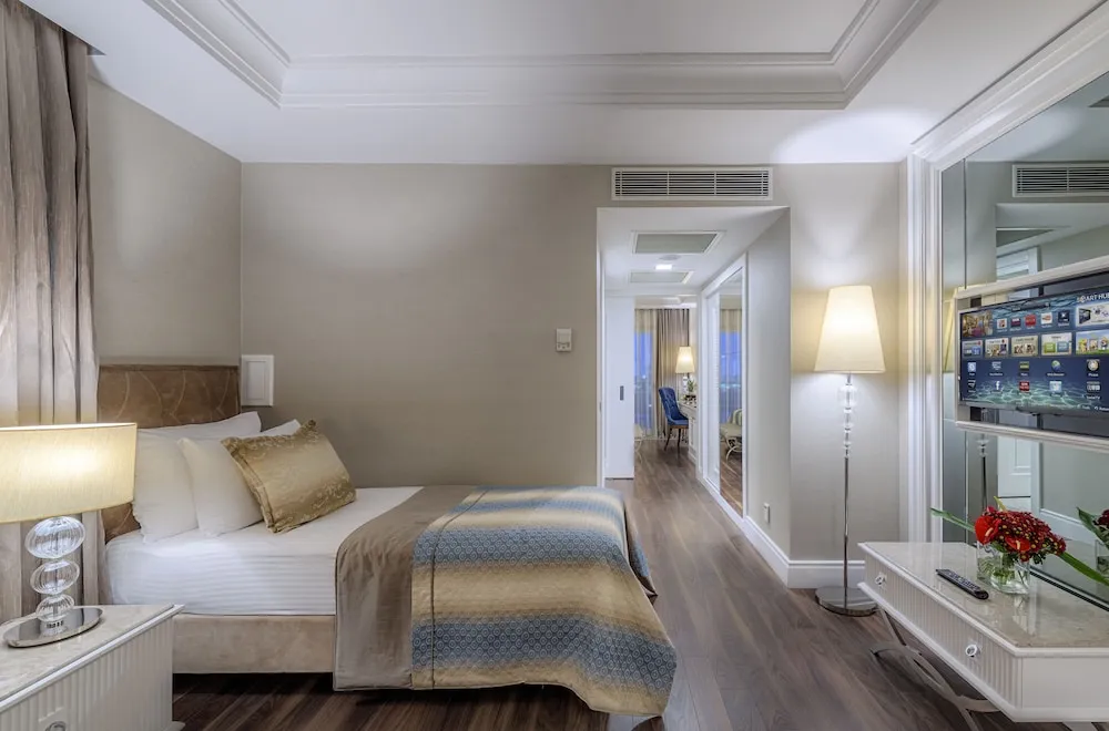 Deluxe Family Room With 2 Bedrooms