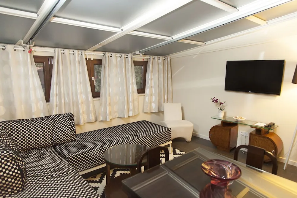 Roof Suite, Annex Building (70 m away)