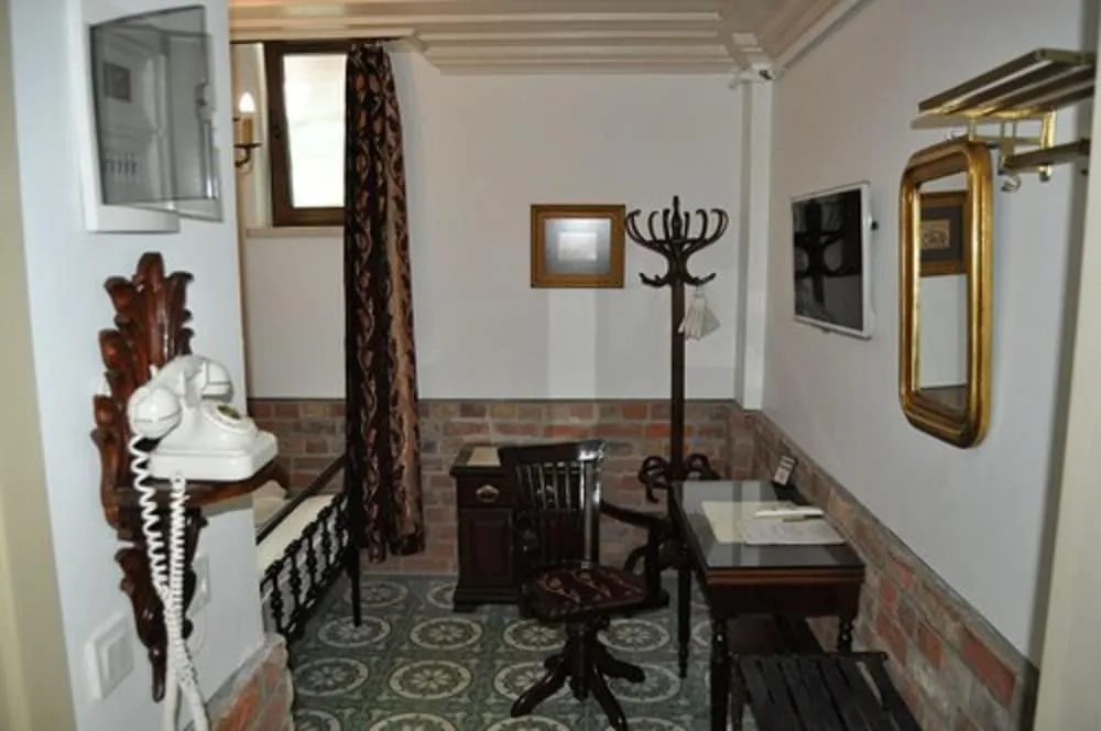 Antique Economy Double, Annex Building (70 m away)