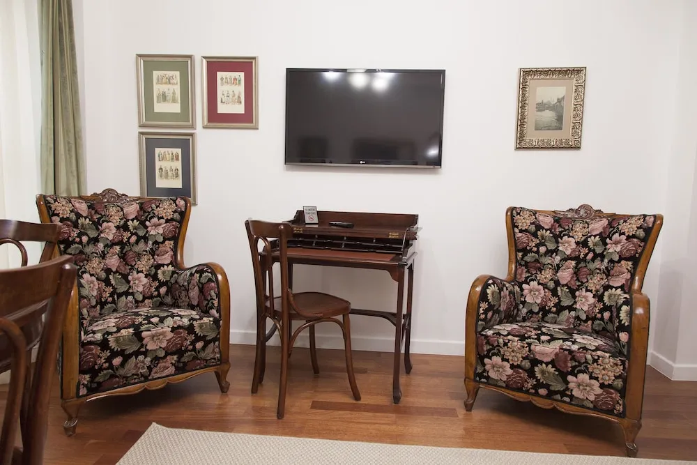 Deluxe Suite, Annex Building (70 m away)