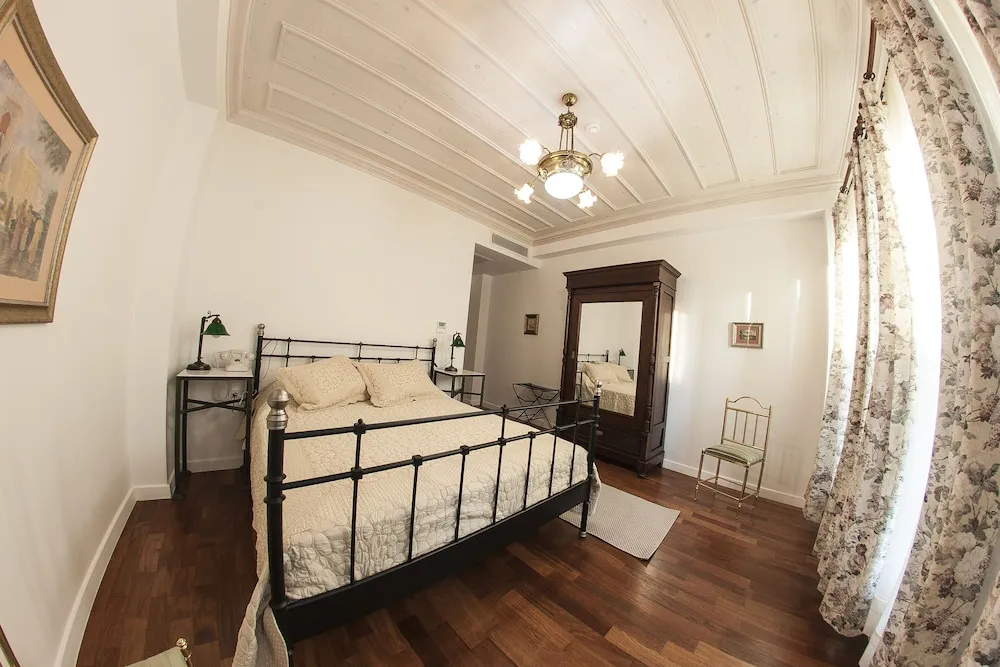 Deluxe Suite, Annex Building (70 m away)