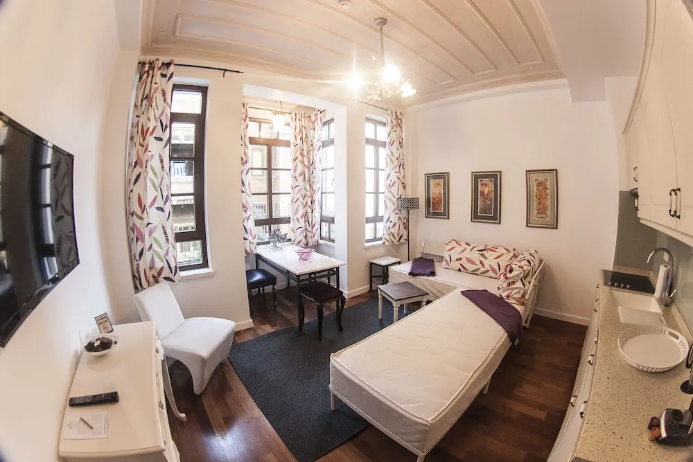Deluxe Suite, Annex Building (70 m away)