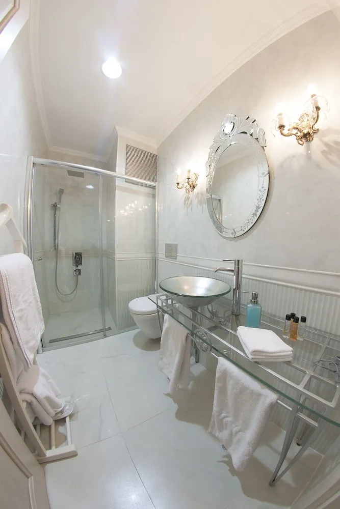 Deluxe Suite, Annex Building (70 m away)