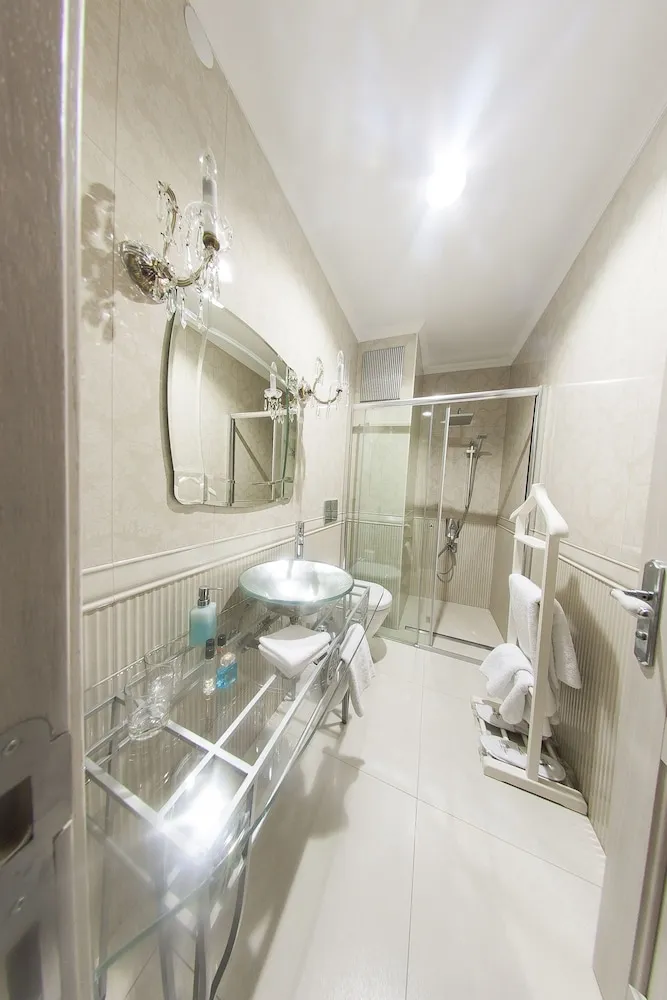 Deluxe Suite, Annex Building (70 m away)