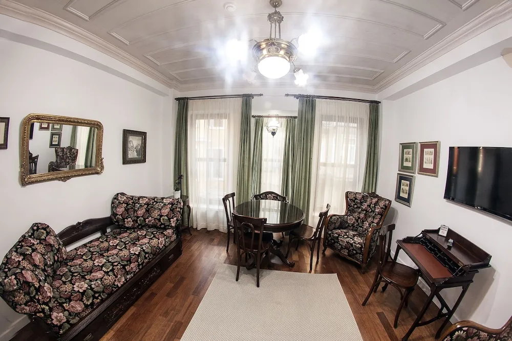 Deluxe Suite, Annex Building (70 m away)