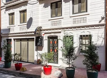 Villa Pera Suite Hotel
