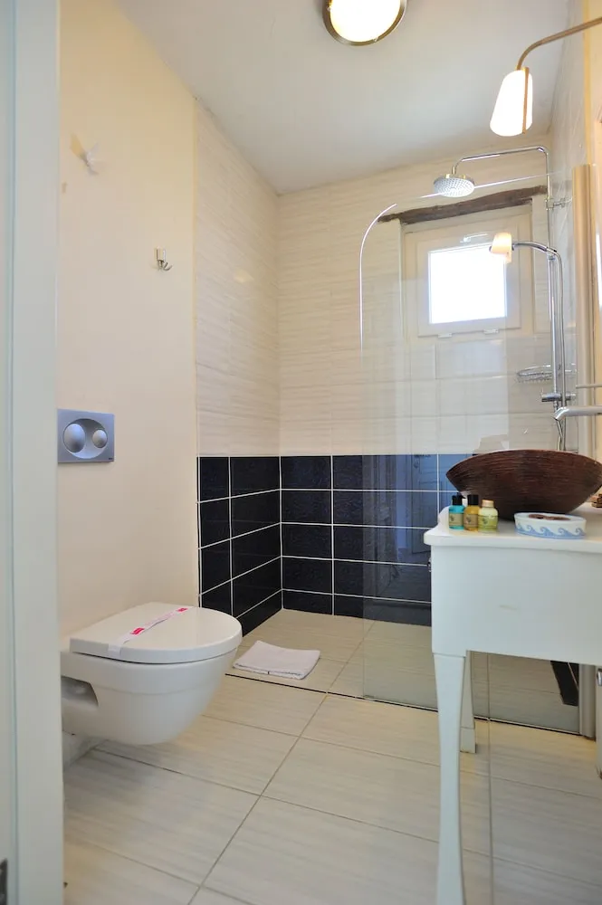 Superior Tek Büyük Yataklı Oda, 1 Büyük (Queen) Boy Yatak, Balkon, Bahçe Manzaralı