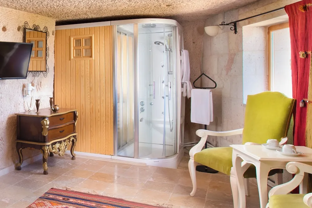 Imperial Cave Suite with Balloon View