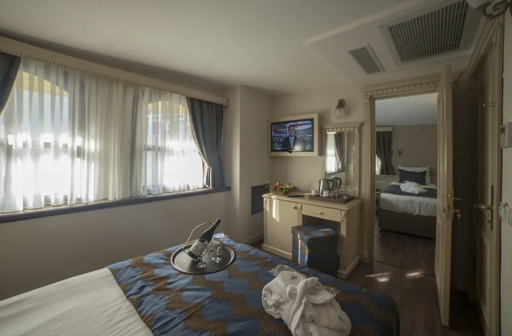 Family Room (With Two Connection Rooms)