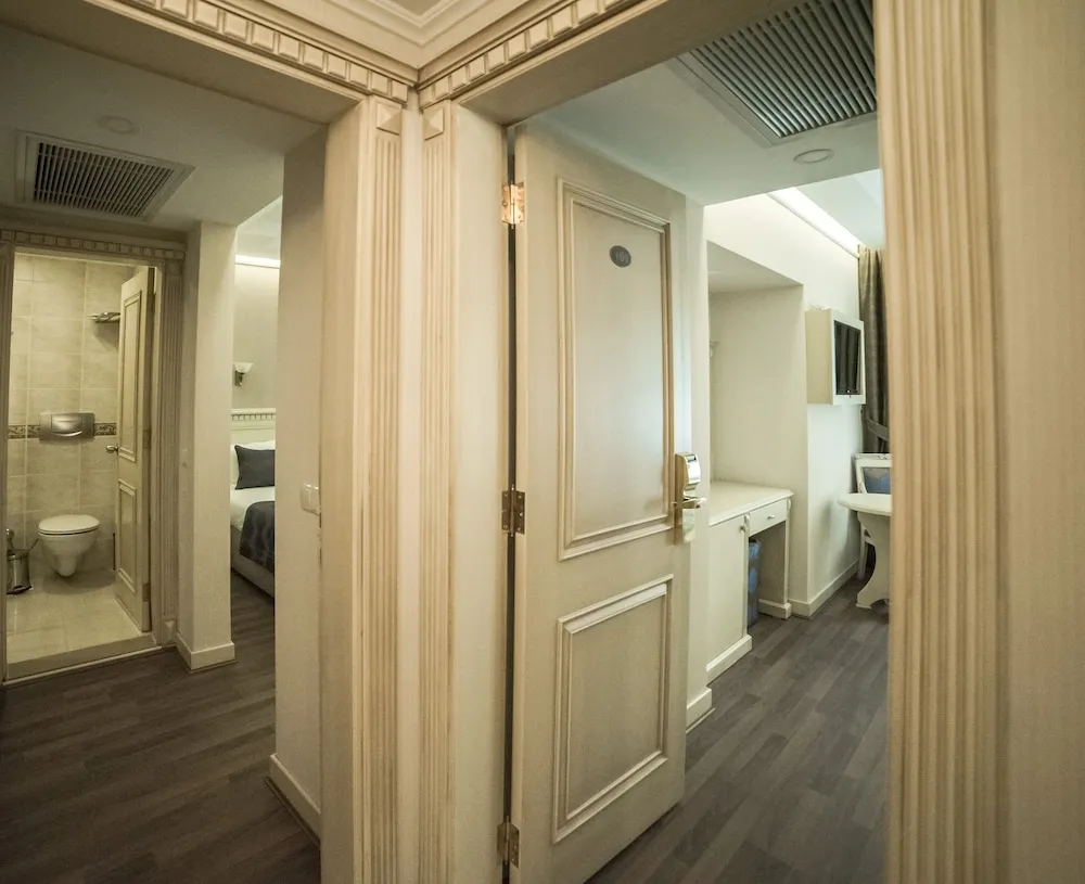 Family Room (With Two Connection Rooms)