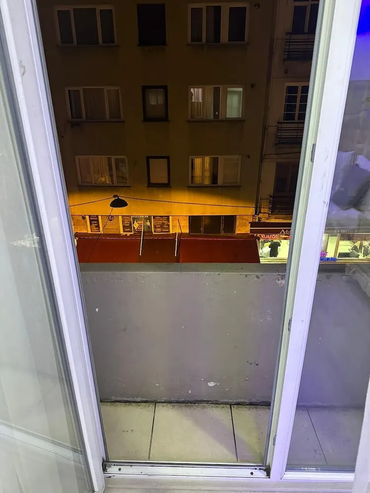 Basic Apart Daire, 1 En Büyük (King) Boy Yatak ve Çekyat, Sigara İçilebilir, Şehir Manzaralı