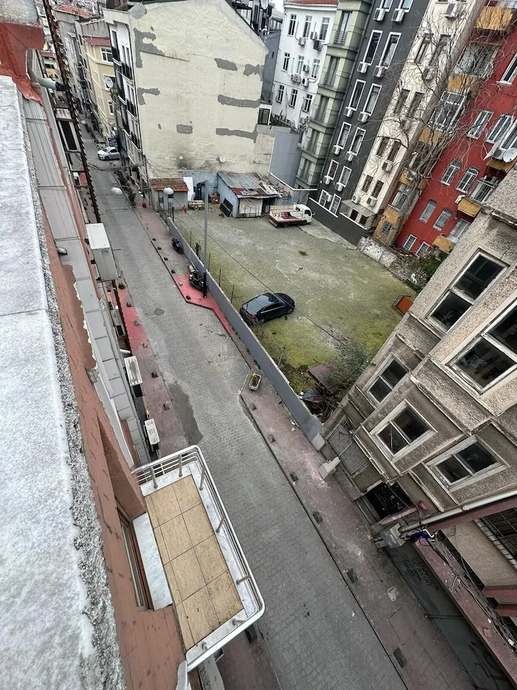 Basic Apart Daire, 1 En Büyük (King) Boy Yatak ve Çekyat, Sigara İçilebilir, Şehir Manzaralı