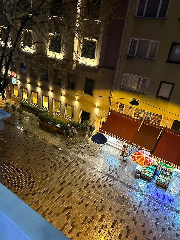 Basic Apart Daire, 1 En Büyük (King) Boy Yatak ve Çekyat, Sigara İçilebilir, Şehir Manzaralı