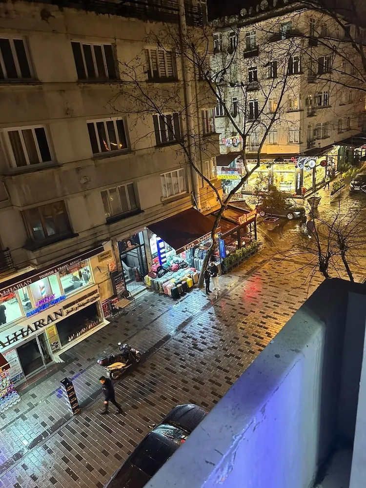 Basic Apart Daire, 1 En Büyük (King) Boy Yatak ve Çekyat, Sigara İçilebilir, Şehir Manzaralı