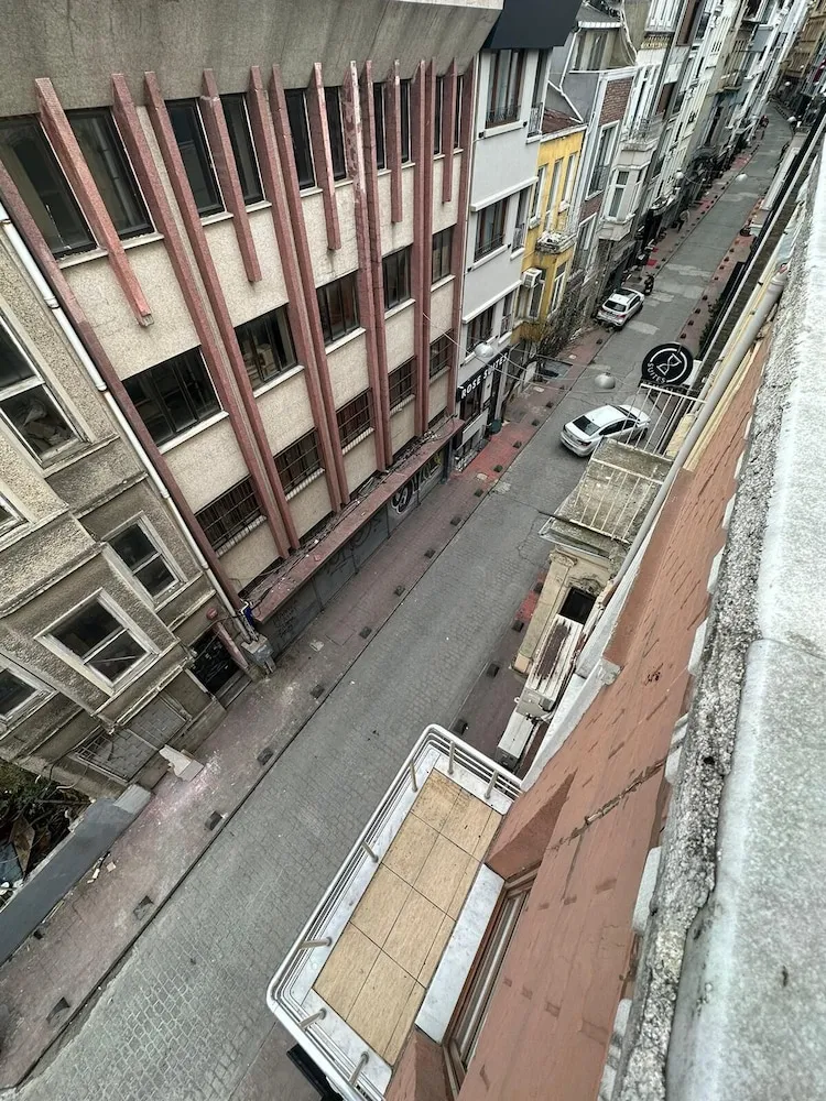 Basic Apart Daire, 1 En Büyük (King) Boy Yatak ve Çekyat, Sigara İçilebilir, Şehir Manzaralı