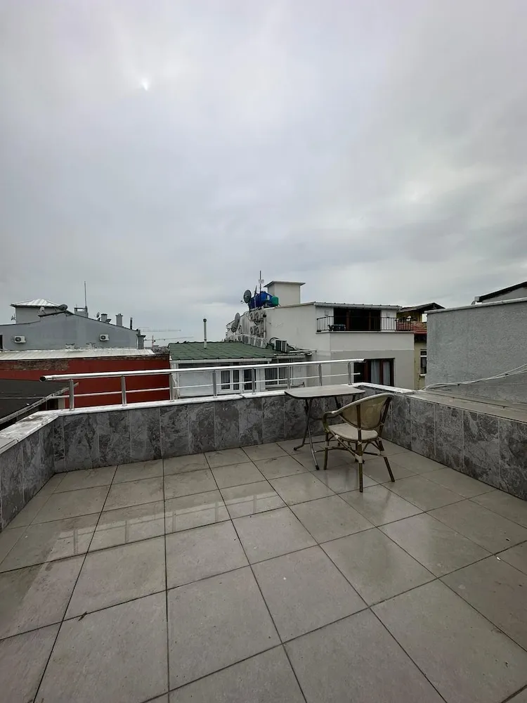 Basic Apart Daire, 1 En Büyük (King) Boy Yatak ve Çekyat, Sigara İçilebilir, Şehir Manzaralı